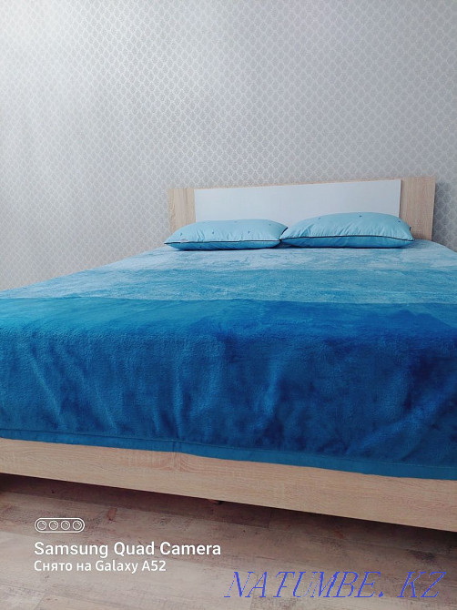 Екі бөлмелі пәтер күнделікті жалға беріледі   Алматы - изображение 2