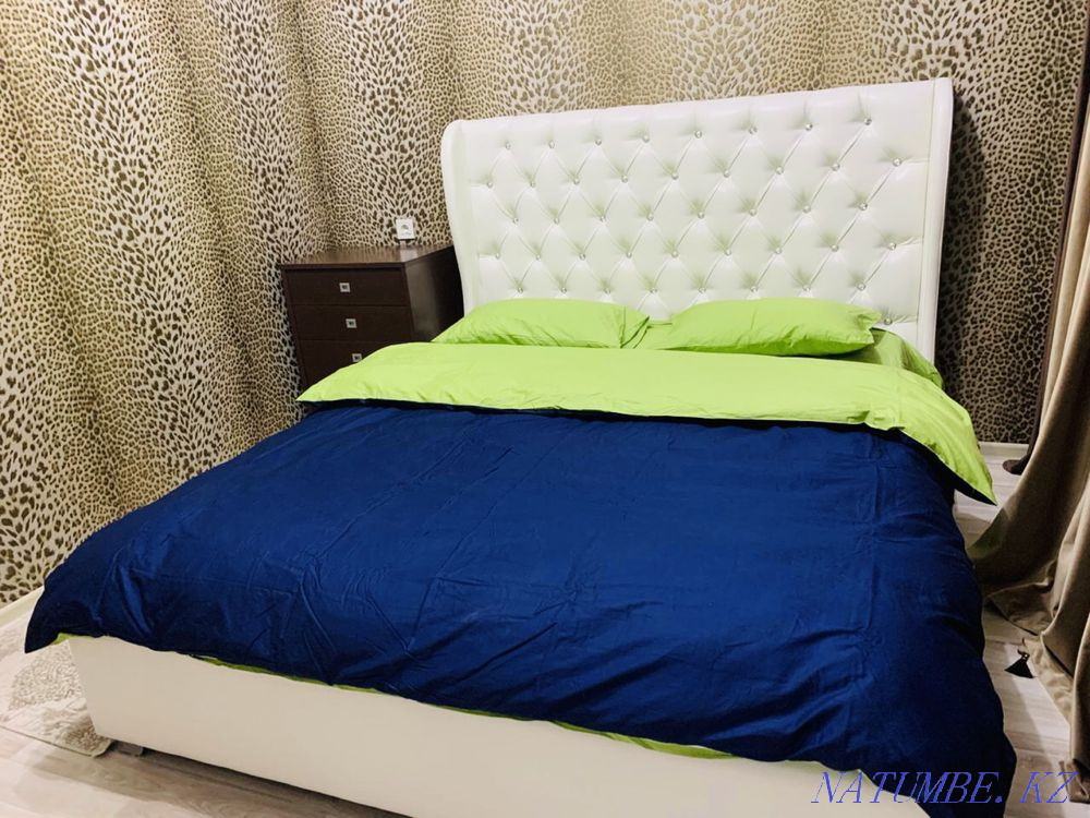 Екі бөлмелі пәтер күнделікті жалға беріледі   Алматы - изображение 2