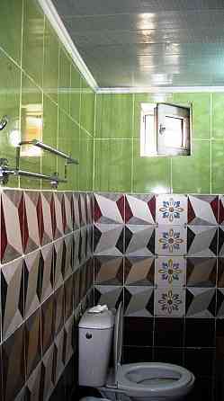 Домик из 3х комнат, меблирована, парковка во дворе, душ+туалет в доме,  Алматы