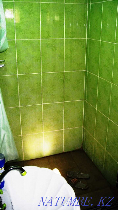 3 бөлмелі үй, жиһаздалған, аулада автотұрақ, үйде душ + әжетхана,  Алматы - изображение 1