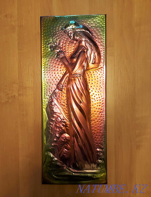 Чеканка «Девушка с яблоком» Алматы - изображение 1