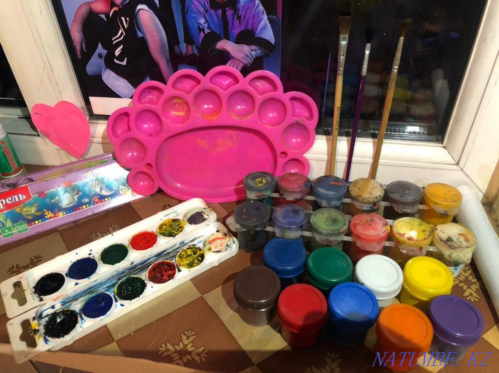 Все за 1500тг. Кисточки, акварель,палетка Алматы - изображение 1