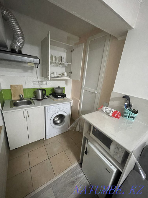 Рахмет сауда орталығы ауданынан бөлме жалдаймын, барлық қажетті жиһаздар мен тұрмыстық техникалар бар  Астана - изображение 2