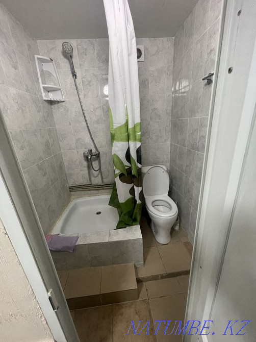 Рахмет сауда орталығы ауданынан бөлме жалдаймын, барлық қажетті жиһаздар мен тұрмыстық техникалар бар  Астана - изображение 4