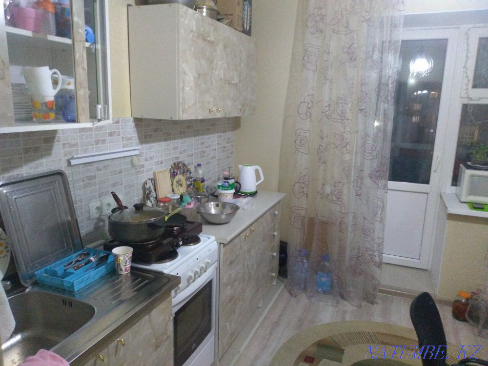 Тез арада қызды бөлмеге апарып, қыздармен бөліс  Астана - изображение 2