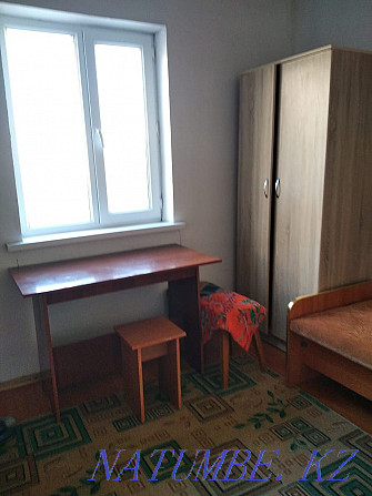 Комната в центре города с отд. кухней с мебелью, без хозяев. 30000тг  - изображение 2