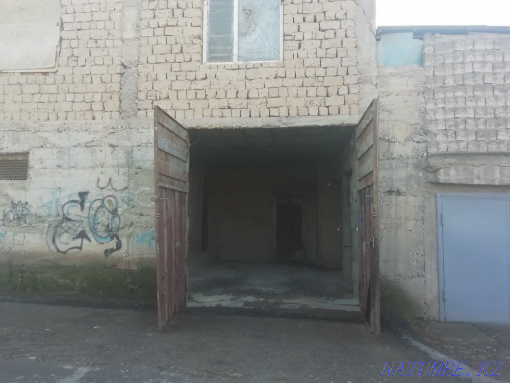 Гараж под склад две комнаты район верхний базар рядом с живой рыбой. Шымкент - изображение 2