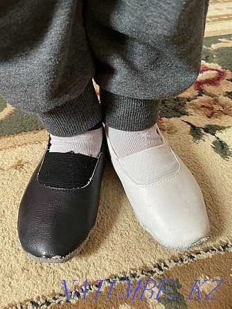 Selling children's Czech shoes in black and white in good condition  - photo 1