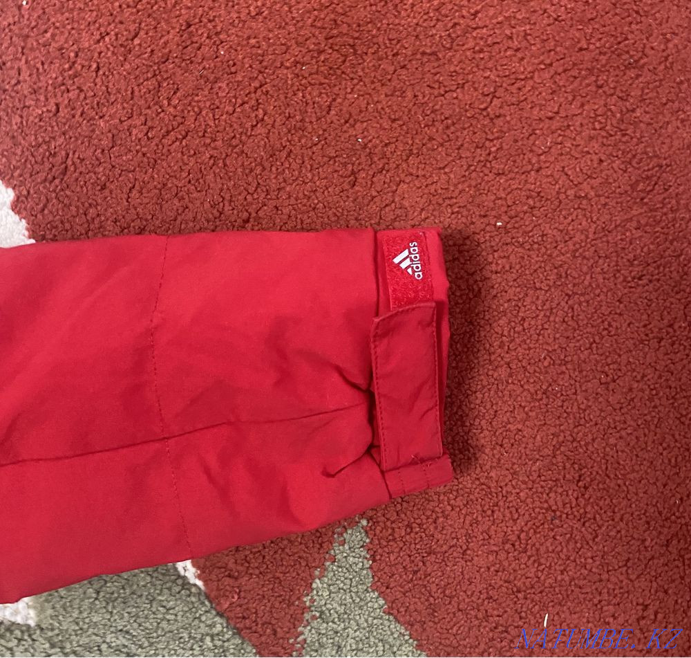 ADIDAS (түпнұсқа) қысқы курткасын өте жақсы жағдайда сатамын  Ақтөбе  - изображение 4
