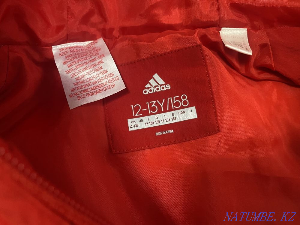 ADIDAS (түпнұсқа) қысқы курткасын өте жақсы жағдайда сатамын  Ақтөбе  - изображение 2