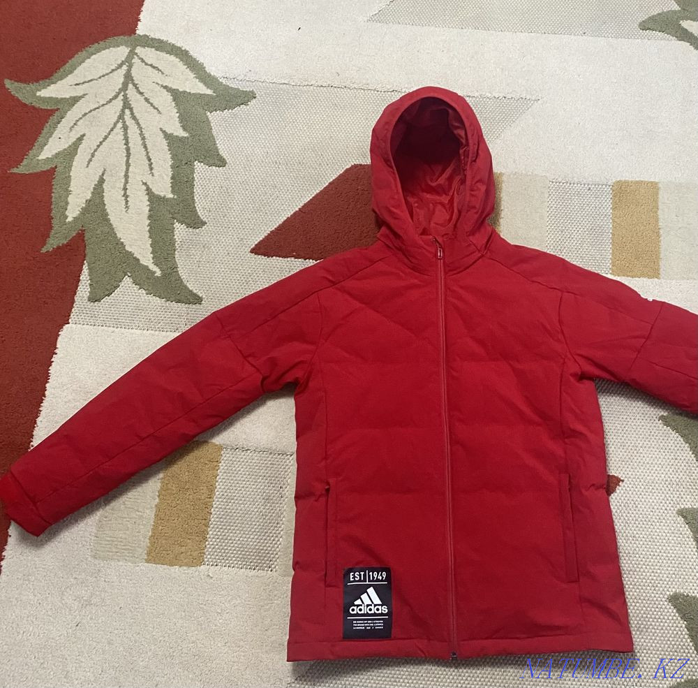 ADIDAS (түпнұсқа) қысқы курткасын өте жақсы жағдайда сатамын  Ақтөбе  - изображение 1