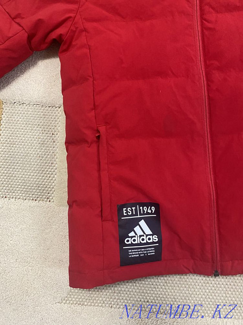 ADIDAS (түпнұсқа) қысқы курткасын өте жақсы жағдайда сатамын  Ақтөбе  - изображение 3