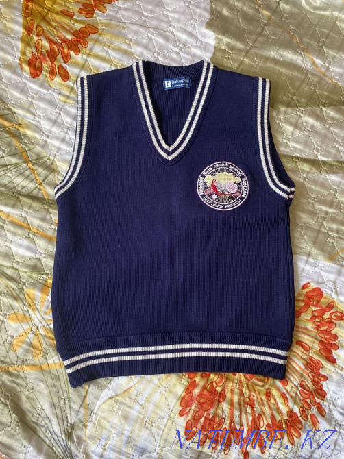 I will sell a uniform a school jacket and a vest (sleeveless jacket) Shahtinsk - photo 2