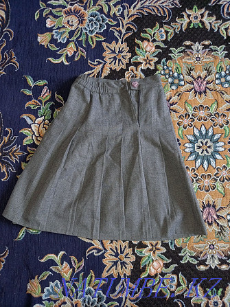 Продаётся школьная юбка серого цвета ,на возраст 7 -8-9лет Актау - изображение 2