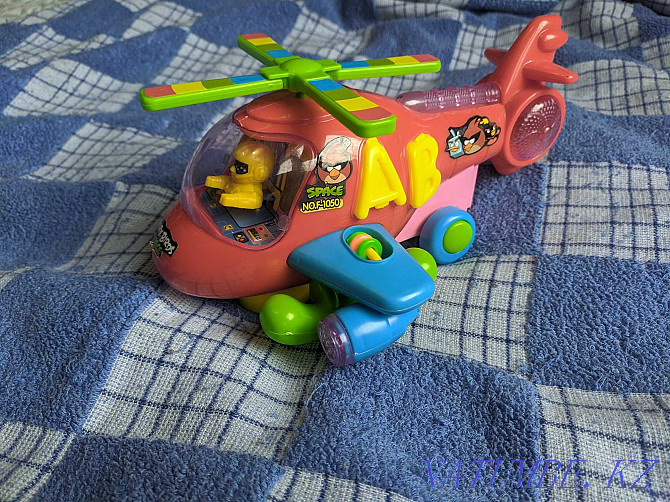 Игрушечный вертолет Angry Birds на батарейках подарок ребенку Шымкент - изображение 1