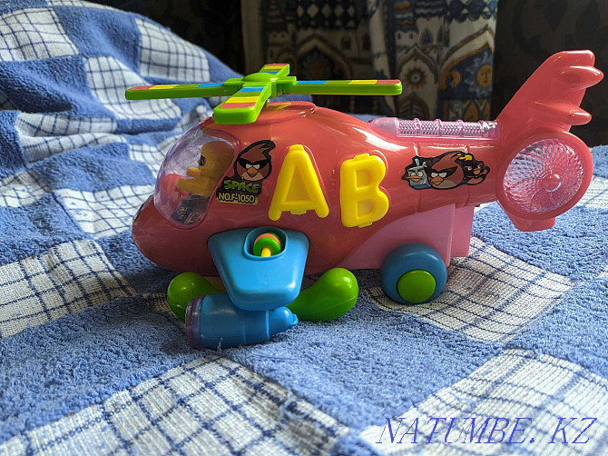 Игрушечный вертолет Angry Birds на батарейках подарок ребенку Шымкент - изображение 2