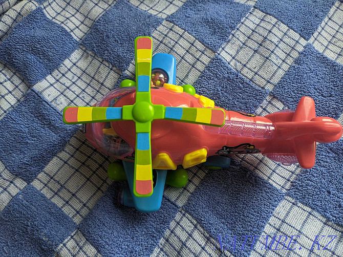 Игрушечный вертолет Angry Birds на батарейках подарок ребенку Шымкент - изображение 3
