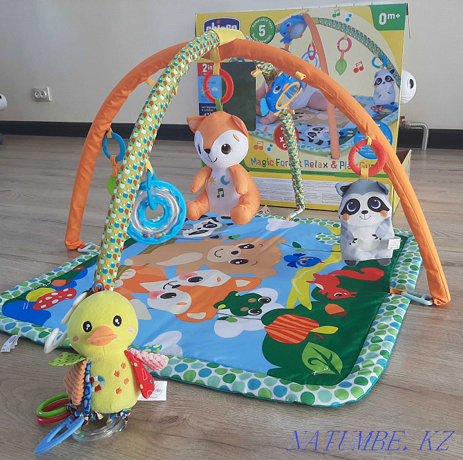 Детский развивающий коврик Chicco с игрушкой-подвеской в подарок Усть-Каменогорск - изображение 1