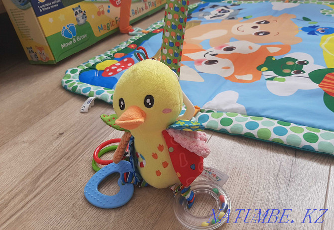 Детский развивающий коврик Chicco с игрушкой-подвеской в подарок Усть-Каменогорск - изображение 3