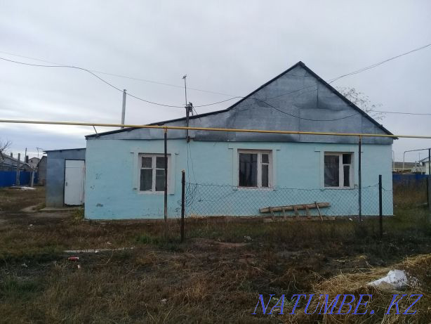 Сдается часный дом в районе старый аэропорт комната с кухней совм.прож Уральск - изображение 1