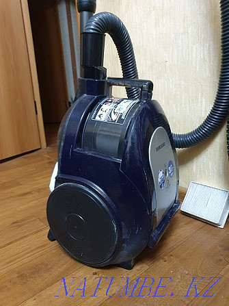 Samsung vacuum cleaner with glass in excellent condition Almaty - photo 1