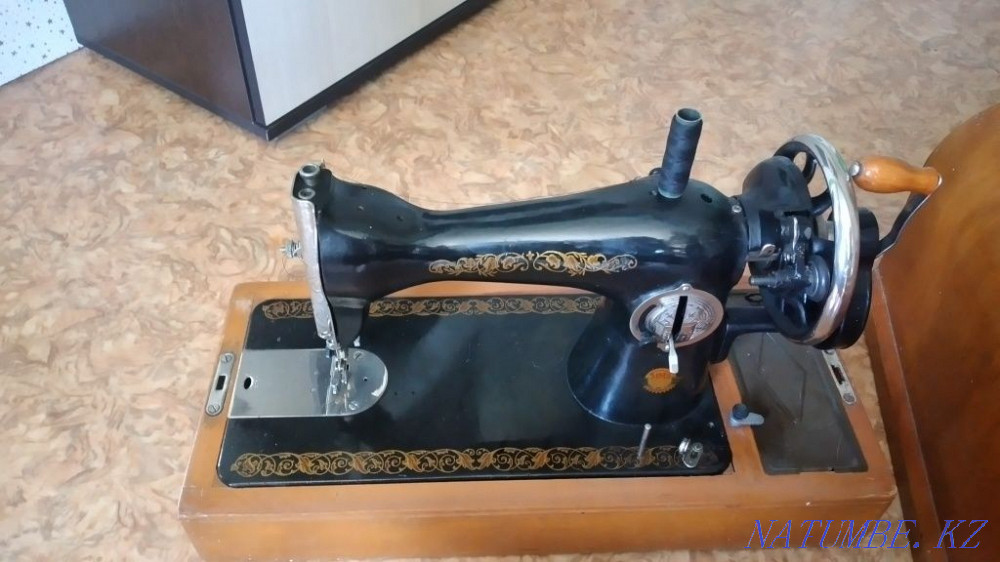 Sell sewing machine  - photo 1