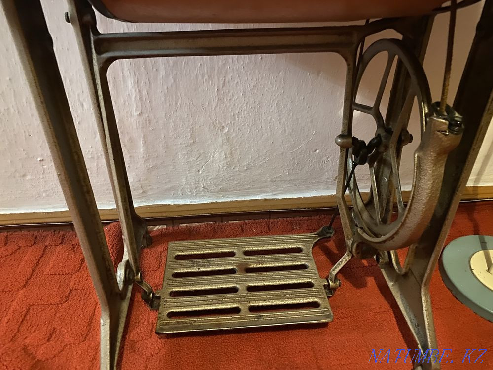 Soviet sewing machine Karagandy - photo 2