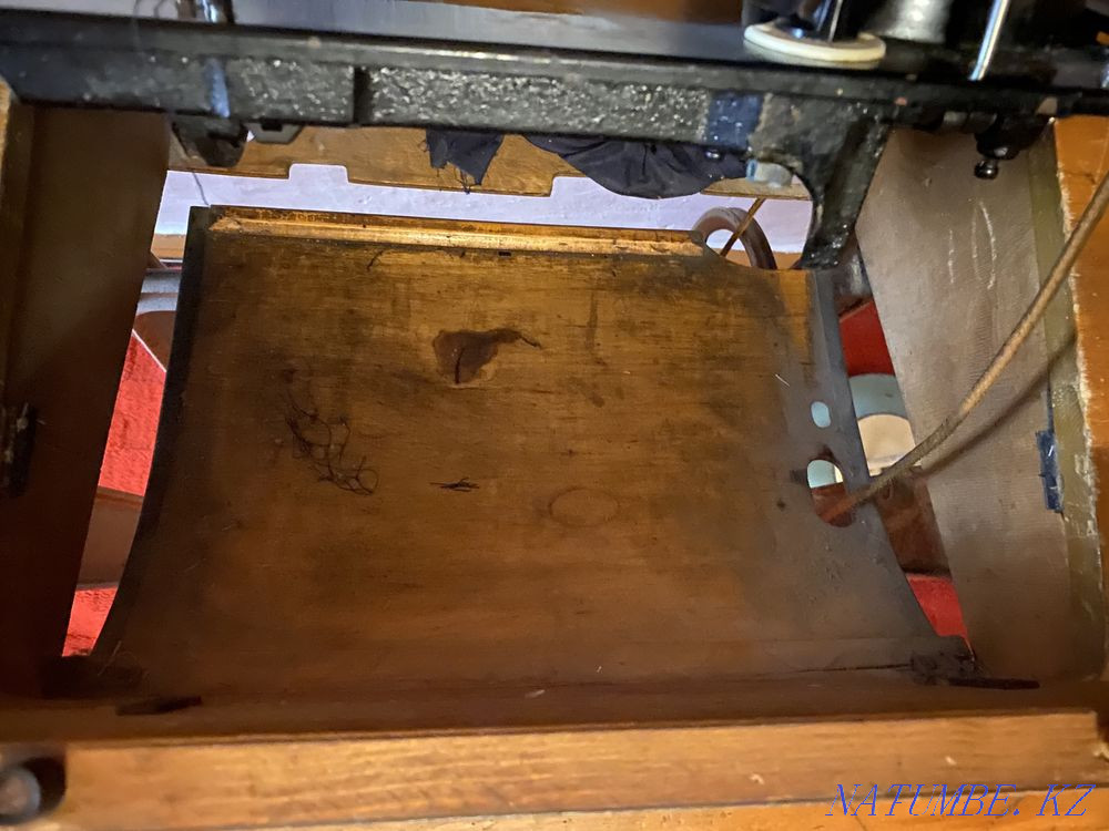 Soviet sewing machine Karagandy - photo 4