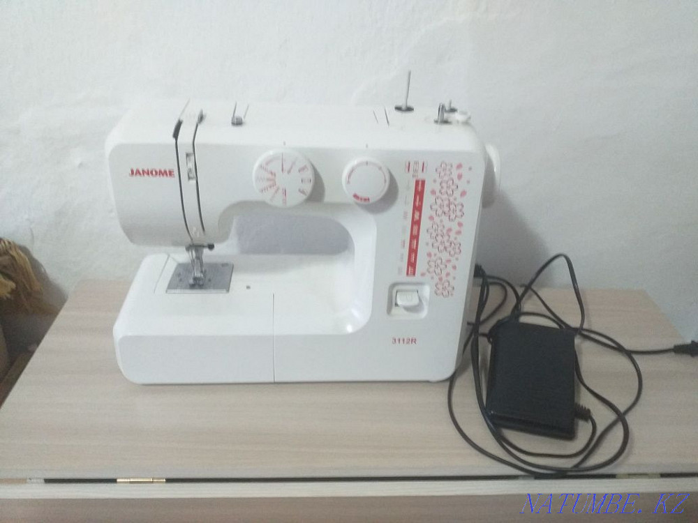 Selling a sewing machine  - photo 1