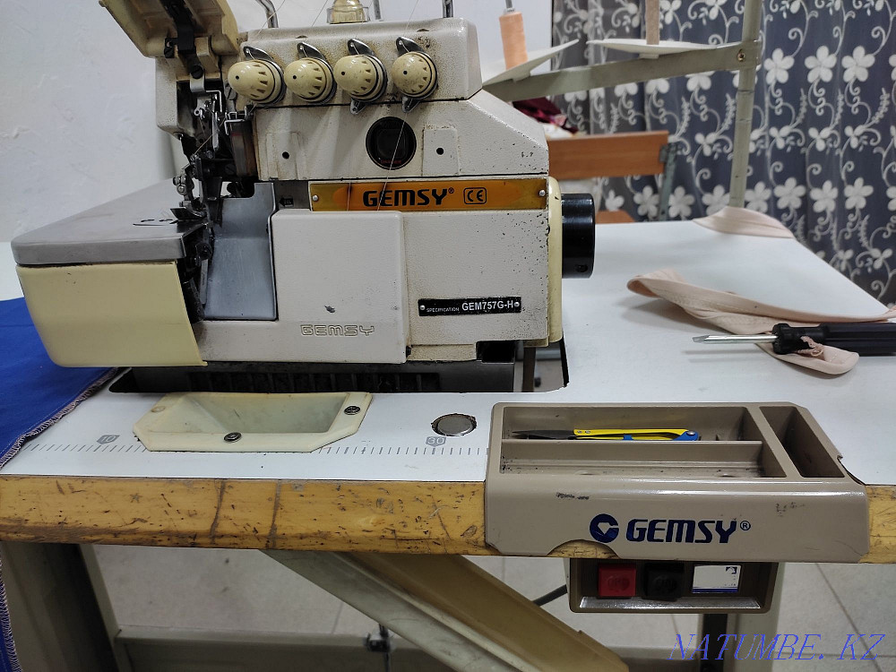 Industrial sewing machine  - photo 2