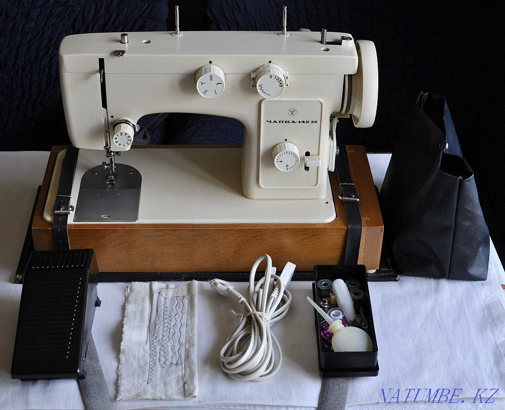 Швейная машина Чайка 142 М в чемодане, с электроприводом Алматы - изображение 1