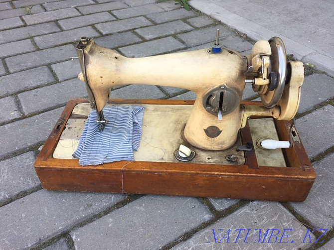 Selling a sewing machine Ust-Kamenogorsk - photo 1