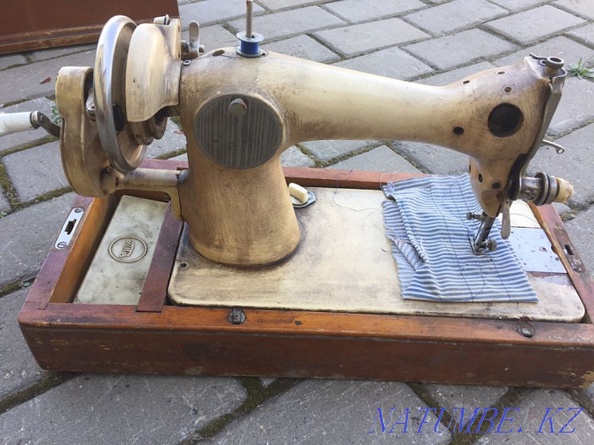 Selling a sewing machine Ust-Kamenogorsk - photo 2