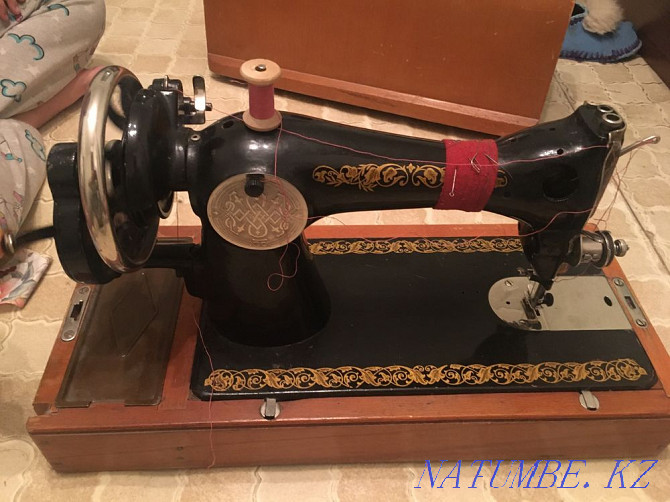 Продаю швейную машинку ссср в хорошем рабочем состояний Темиртау - изображение 3