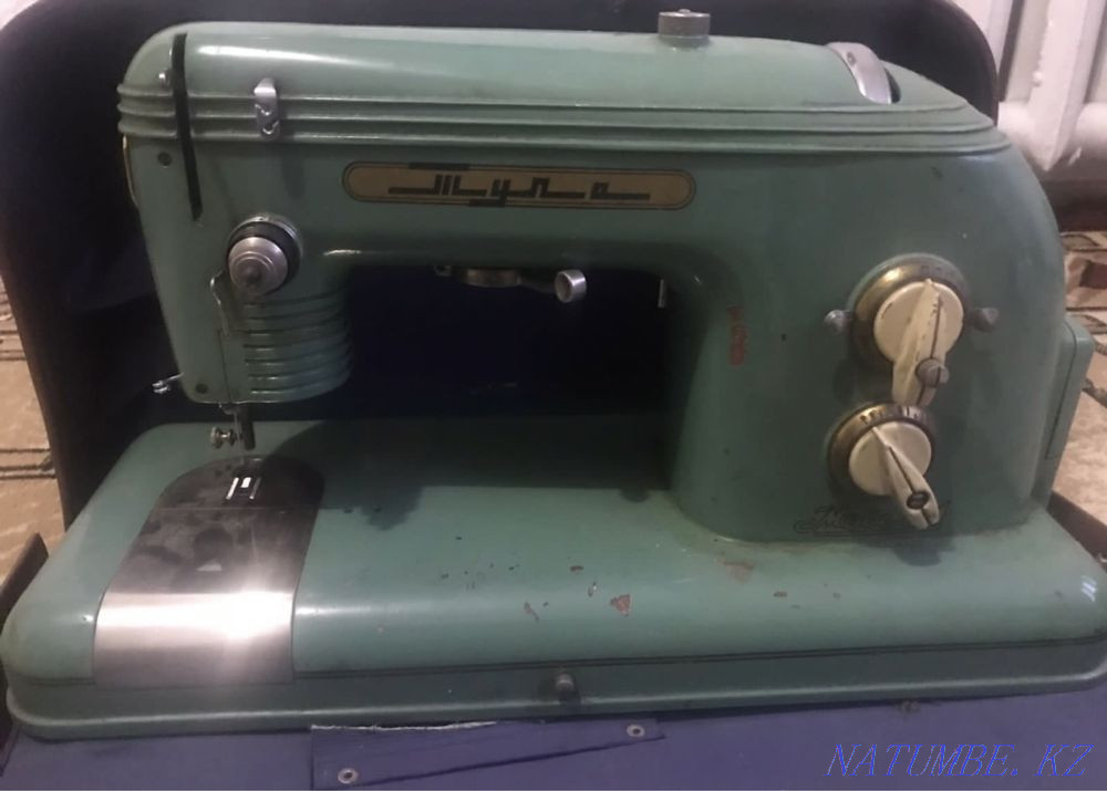 Soviet sewing machine Temirtau - photo 2