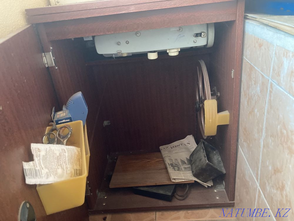 Soviet sewing machine Байзак - photo 2