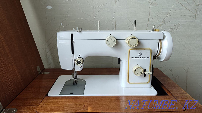 Швейная машинка Чайка -142М ,с тумбой Алматы - изображение 2