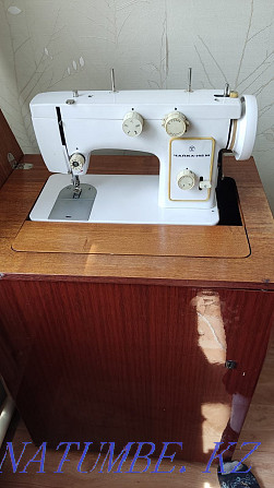Швейная машинка Чайка -142М ,с тумбой Алматы - изображение 1