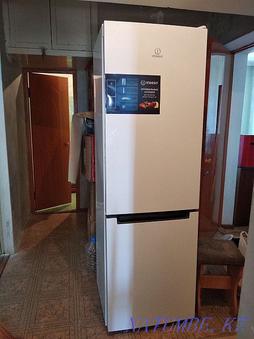 Холодильник "INDESIT" DF4180W  - изображение 1