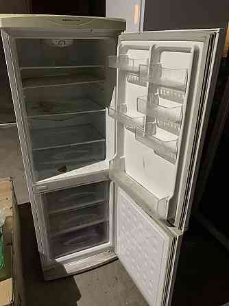 Продам двухкамерный холодильник Аксу