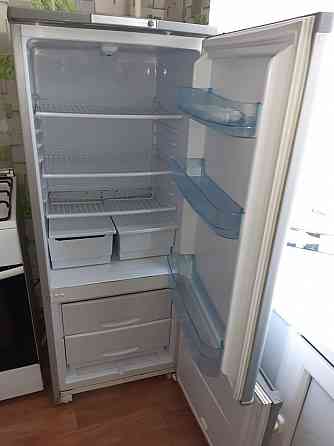 Холодильник и две стиральные машинки . 