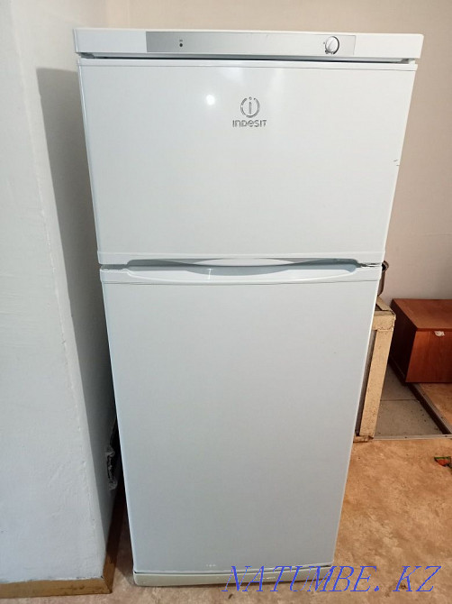 Двухкамерный холодильник Indesit ST145.028  - изображение 1