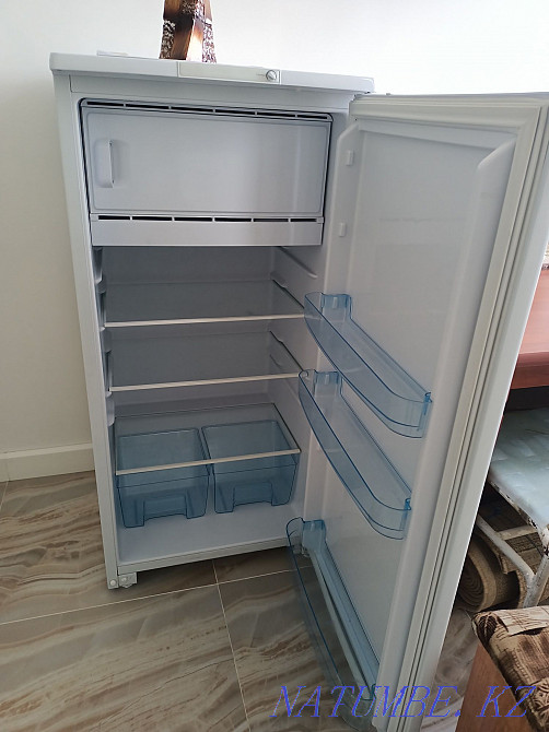 Selling refrigerator, gas stove, carpet.  - photo 1