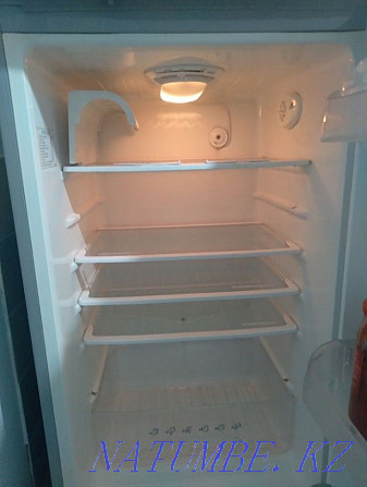 Продам холодильник самсунг высота где то 180см ширина около 60см Талдыкорган - изображение 3
