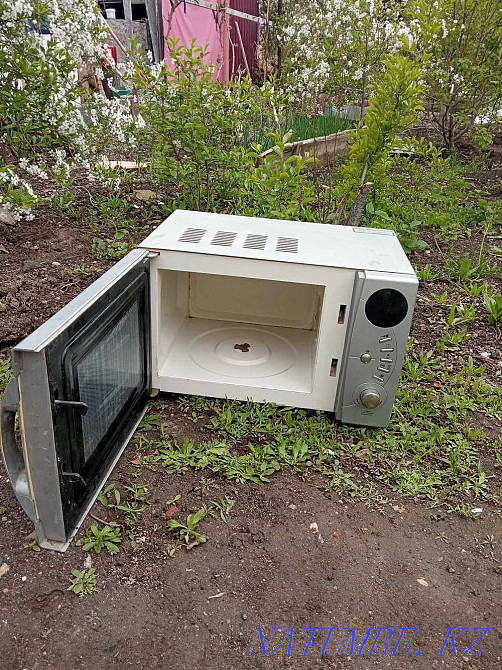 Продам микроволновку Scarlett SC-298 на запчасти 3000 тг Актобе - изображение 2