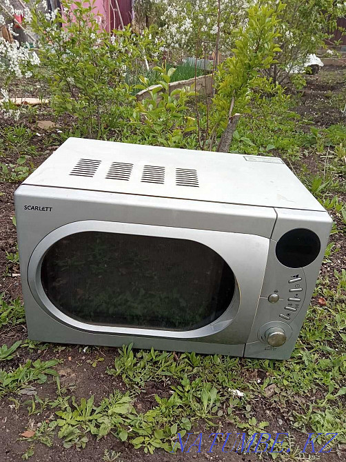 Продам микроволновку Scarlett SC-298 на запчасти 3000 тг Актобе - изображение 1