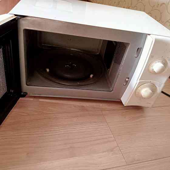The microwave does not turn on. It can be repaired. Dost Almaty