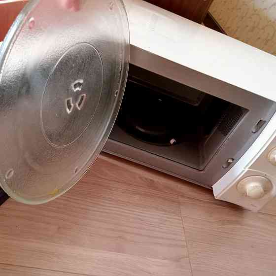 The microwave does not turn on. It can be repaired. Dost Almaty