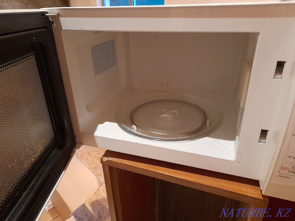 Microwave working  - photo 2