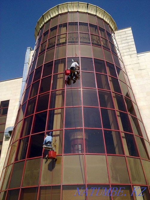 Өнеркәсіптік альпинистер биік терезелерді жуады  Астана - изображение 1